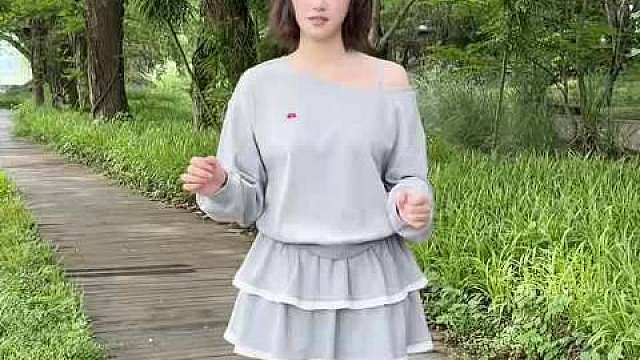 【】 7月23日， 在社媒发布视频：自己考古自己 整理视频时候发现我曾在景区没人的地方非要让小室给我