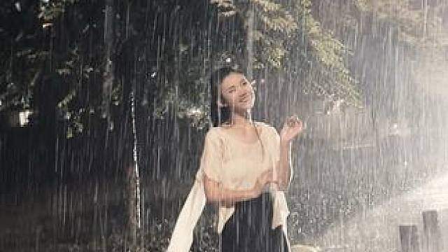 下雨了，虽然生命常常下雨，我反复被打湿，但属于我自己一个人的狂欢盛宴财开场……你准备好了吗？