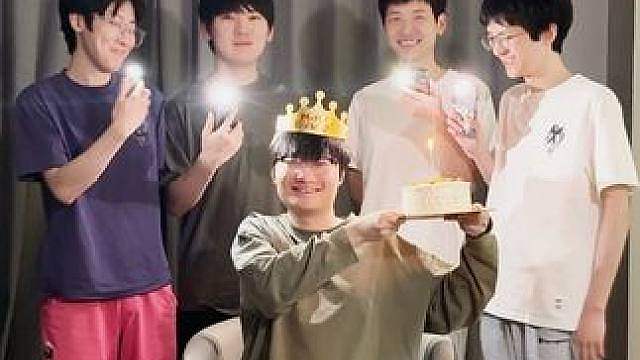 跟兄弟们过一下生日
