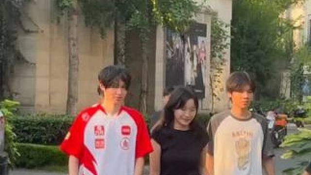 一诺和菲姐吃饭回来了 一诺在菲姐面前像个孩子