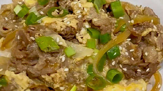滑蛋牛肉丼饭做法

又是一款简单美味的菜色

 ​​​