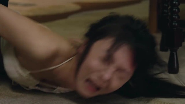 美女被活生生掰断双腿，太惨了！