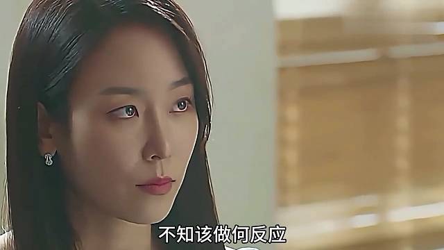 男孩将女老师一把抱在桌上