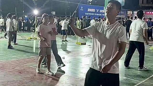 吃了饭，带孩子体育公园打羽毛球。佳佳是真喜欢运动！小羽相对要安静好多……