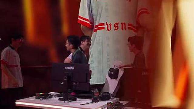 【EWC高光时刻】
奖杯举起，这是属于VSN的时刻！