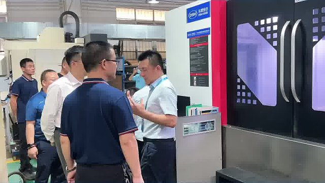 今天带客户看了个密封圈，比他的脸还大