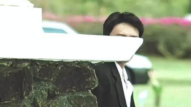 “当我避开你的柔情后，泪开始坠落”