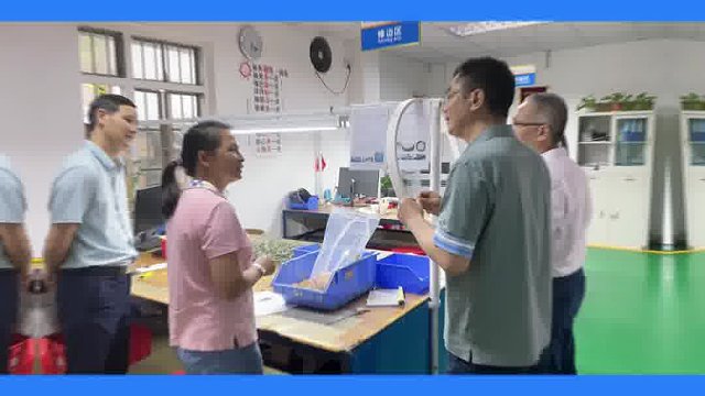 务实客户不闲聊，直奔原料区查看密封圈
