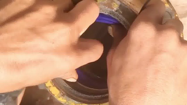挖掘机油缸油封安装示范#工程机械 #挖掘机 #液压油封 #活塞密封件 #东晟密封