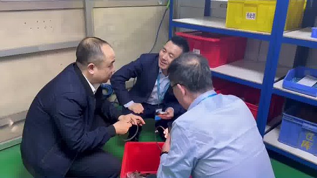 客户把密封圈放桌上，用手掌压扁看回弹