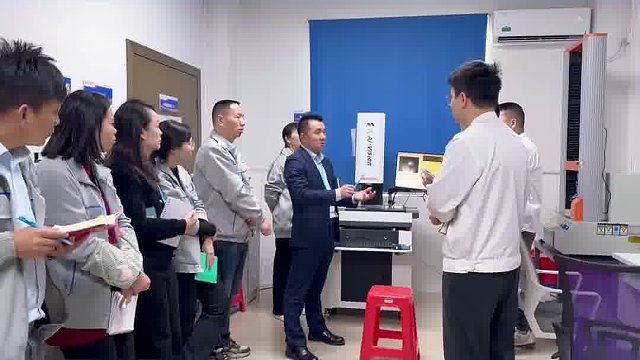 客户捏完密封圈说：比我家娃的皮肤还弹