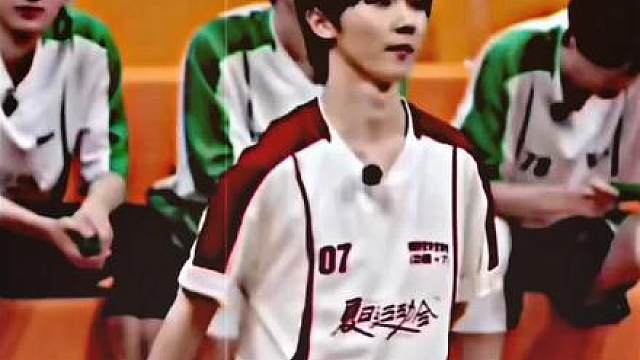 男孩打羽毛球vs男人打羽毛球