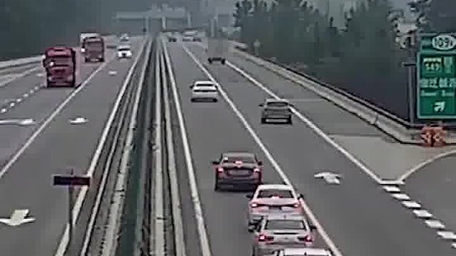 轿车高速上错过闸道，突然刹车企图跨实线变道，下一秒悲剧发生
