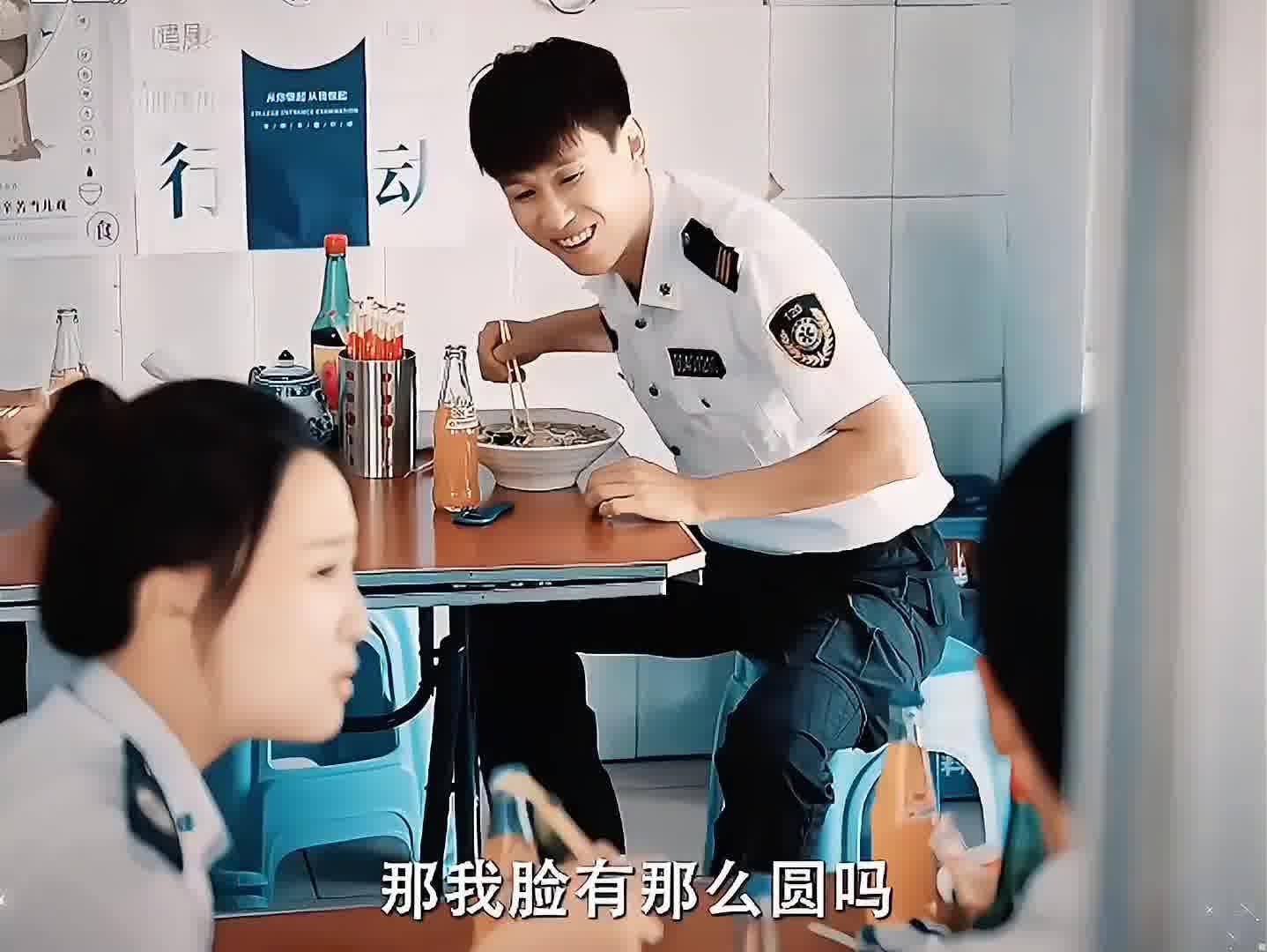 女子嘴太逗，吃面自个儿乐了