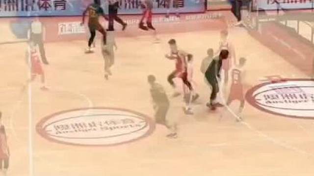 中国男篮90:82喀麦隆，三连胜？醒醒吧！朱芳雨一针见血，中国男篮这么打世预赛真悬了