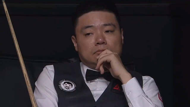 再送袋口球！ 第四局丁俊晖安全球不慎将红球送到袋口，裂开了！ 赵心童上手接管台面，直接轰出单杆112