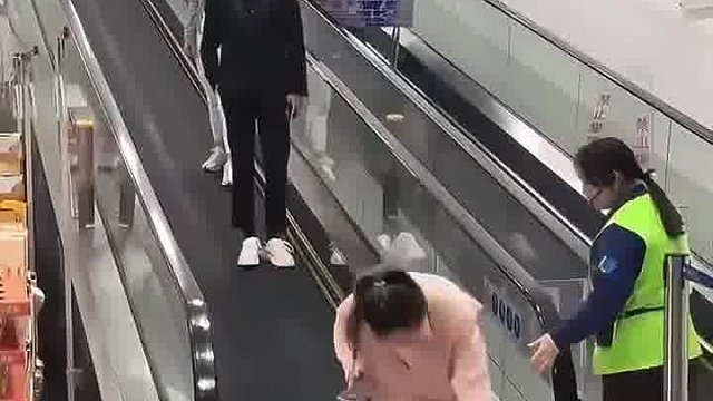 电梯口系鞋带，你是那个。