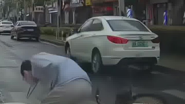 斑马线上，上海一男子推自行车撞汽车……这多少有点恶人气质！