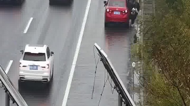 高速停车，小轿车车毁人伤