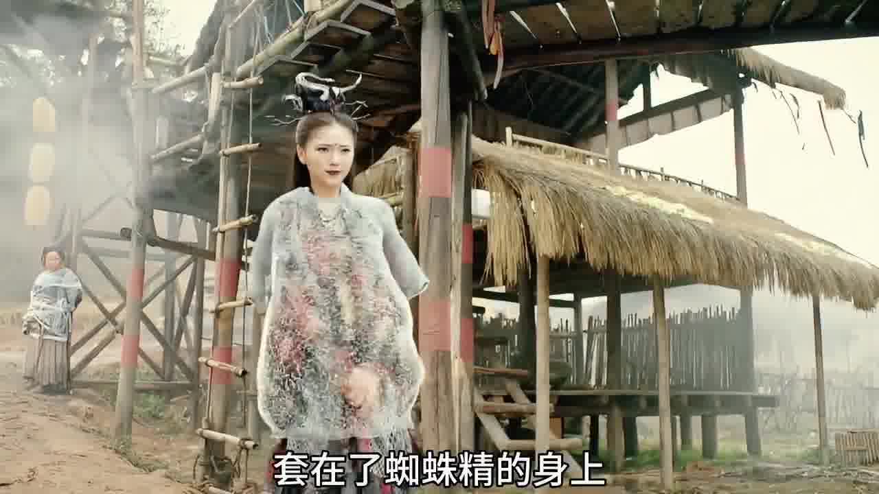 男人利用蜘蛛精的蛛丝织出一件小毛衣