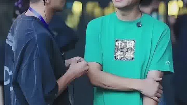 那尔那茜后台好硬，为了压热搜自己把凤凰传奇的演唱会干停了