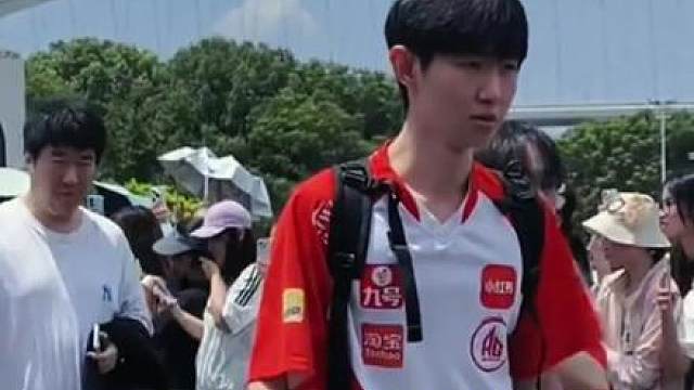 一诺和大帅的最后一场比赛，钟意带着行李箱，他们带着包打完直接飞巴黎了