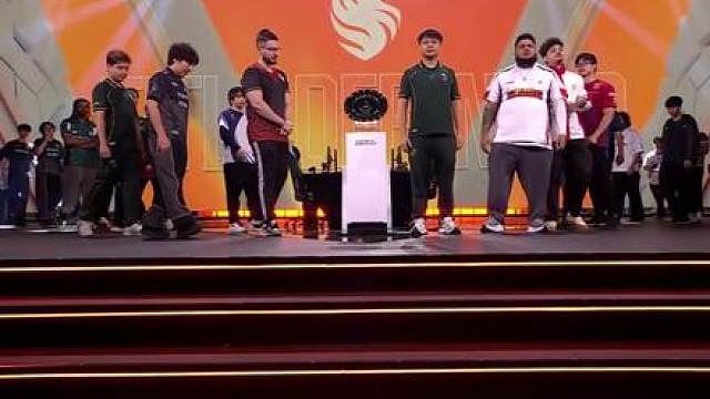 【EWC高光时刻】
直击EWC街霸6项目开幕式
现在压轴登场的是——
中国传奇选手小孩！