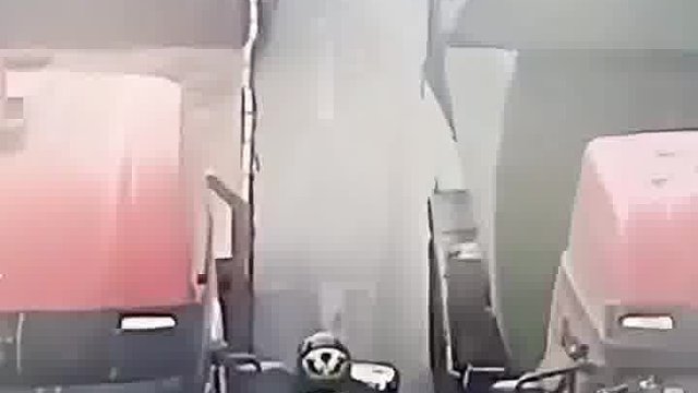 骑士见缝插针，两卡车之间险象环生