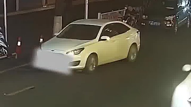 停车忘拉手刹，汽车无人行驶自动避开七辆车辆