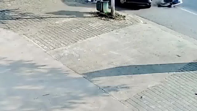 两男子路边聊天不慎发生车祸！
