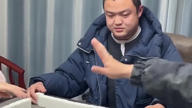 打牌喜欢做动作的那种人