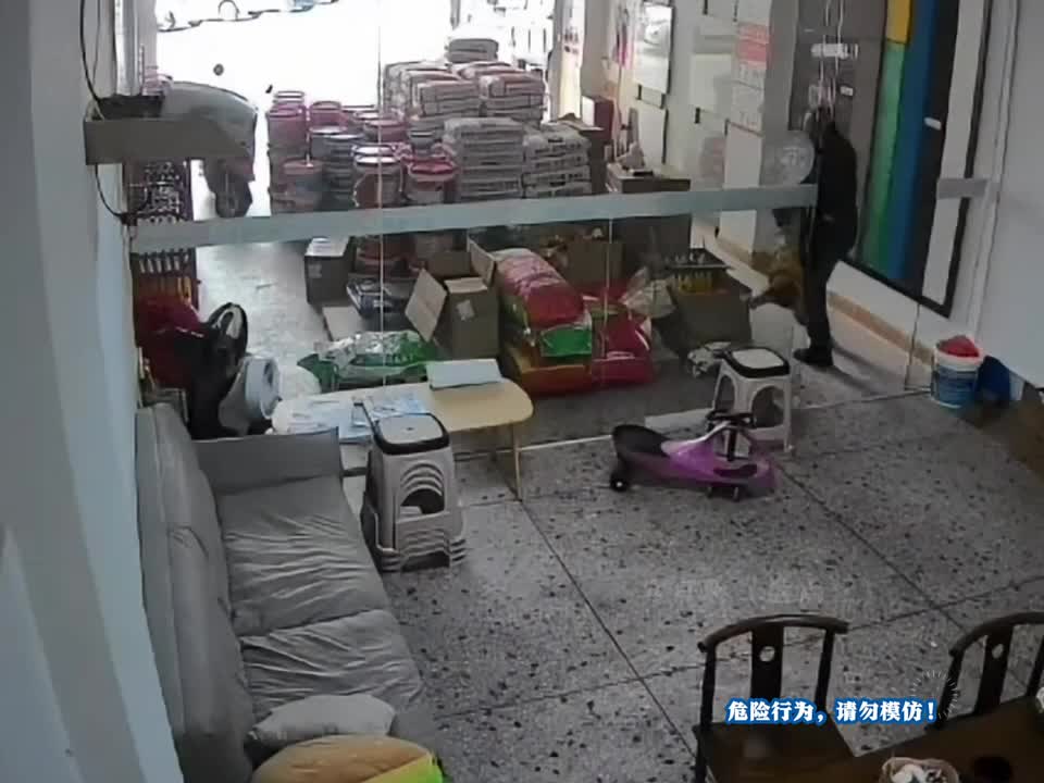 监控下的离谱一幕，要没要监控，你都不敢相信这一幕