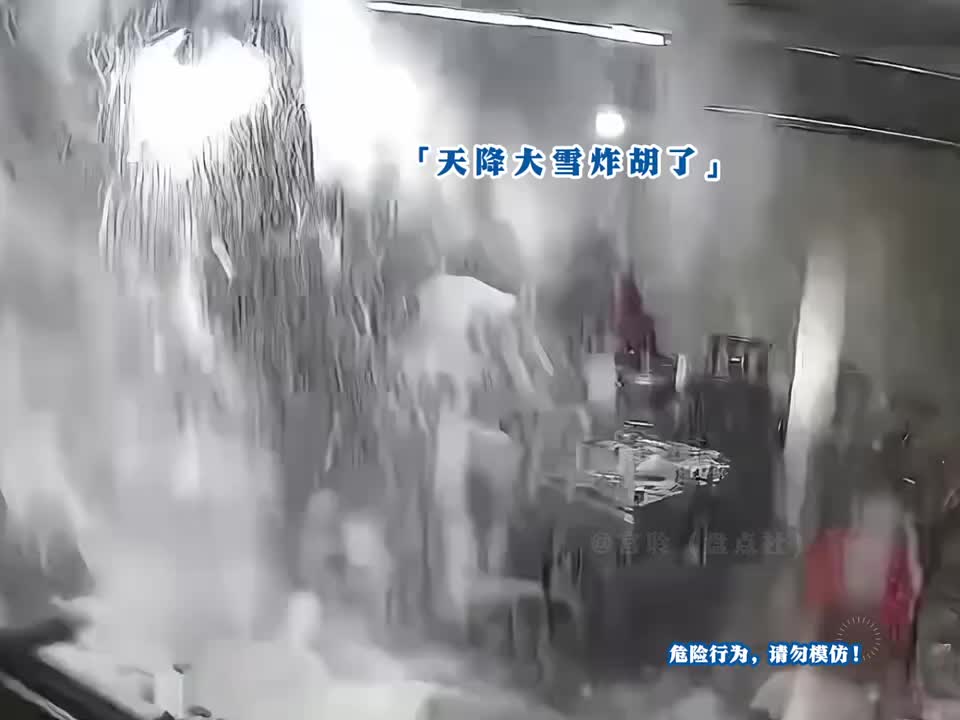 监控下的离谱一幕，这要是没监控，你都不敢相信