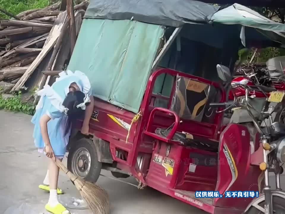 这就是传说中拧不开瓶盖的女生，估计能拧得开天灵盖！