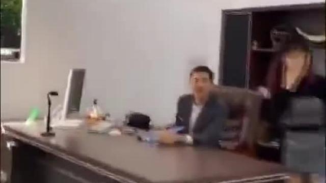 好哇，躲里面偷吃火龙果