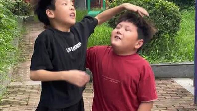 两个男孩的胜负欲太强了