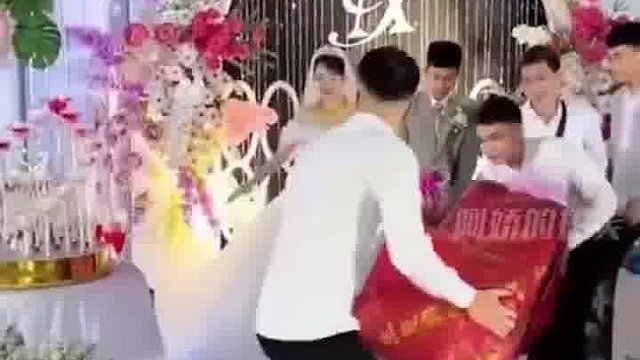 婚礼现场伴郎送的礼物太没有边界感，秒懂的有点东西