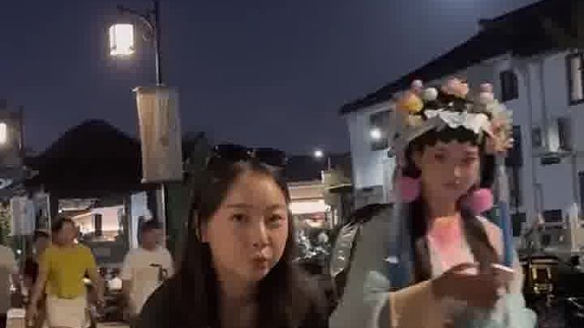 路人上一秒：“不让摸就不让摸吗，还编理由[尬笑]”下一秒：“感谢姐姐救命之恩”