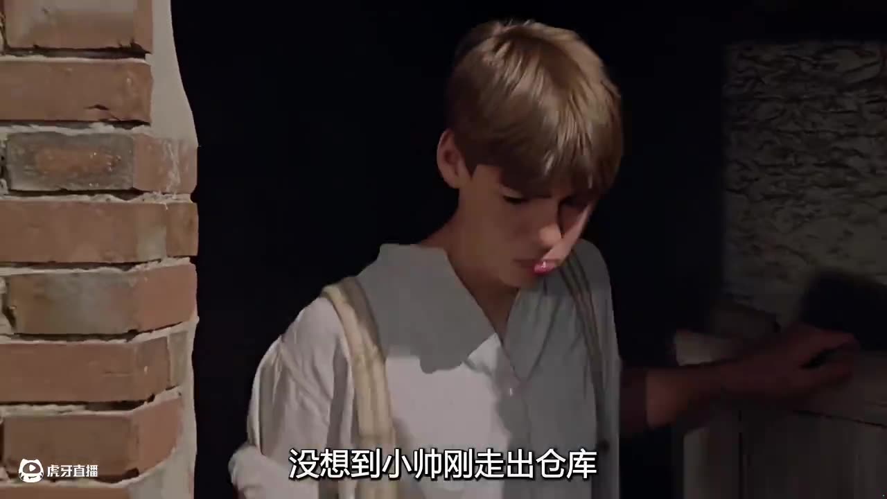 小保姆被卡在狗洞里，男孩刚想上前营救，当场被眼前的一幕惊呆！