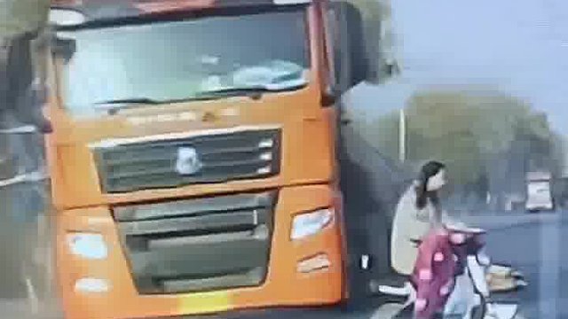 电瓶车随意横穿，害苦了大货车。