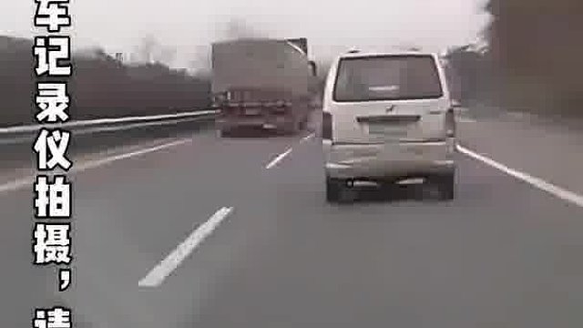 五菱神走位成功避让，后车没保持安全距离：全责
