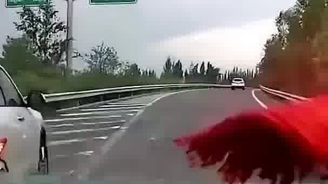 突然的刹车令人猝不及防