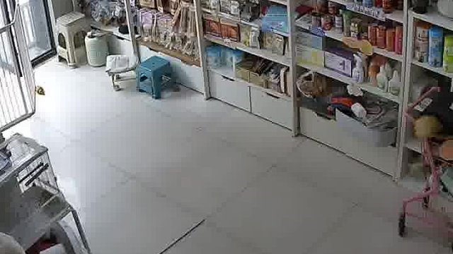 监控记录惊险一幕，店铺消防管道破裂，仅仅几十秒地板被冲开墙壁开裂​