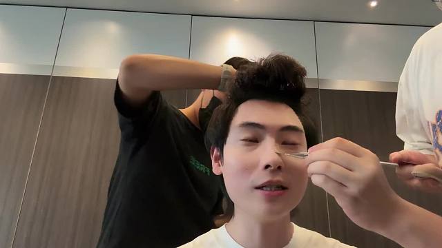 化妆时头发炸毛引好奇