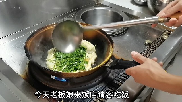 老板娘点个韭菜炒鸡蛋，厨师长另类的做法，让自己差点丢了工作