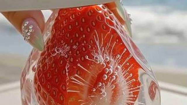 冰镇水果切割 夏天的快乐，是在海边切开这块冰镇水果给的