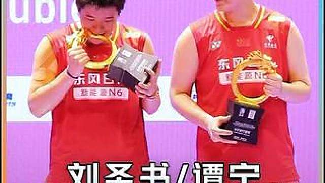 恭喜圣坛组合成功卫冕！领奖台的互动太有爱啦