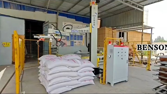 50公斤麸皮扛包招工难？立柱码垛机器人全天自动堆垛#麸皮码垛 #面粉厂自动化 #立柱码垛机器人 #5