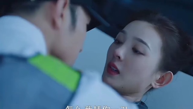 美女杀手偷袭小保安失败反被制裁，小保安会怜香惜玉吗？