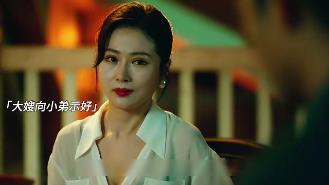 大嫂也太骚了吧，饭桌上就脱内K勾引小弟